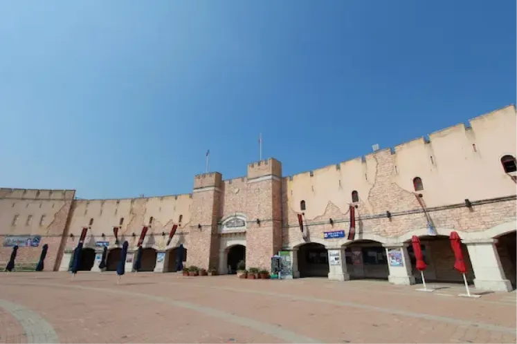 巨大な城壁が特徴的なテーマパーク「ラグーナテンボス」の入り口