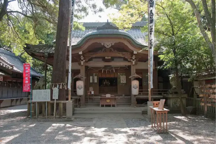 豊かな緑に囲まれた竹島の中央に鎮座する八百富神社の本殿