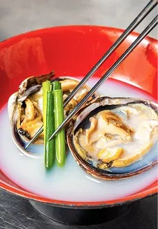 朱塗りの器に盛られた、身の大きな二つの大アサリ。