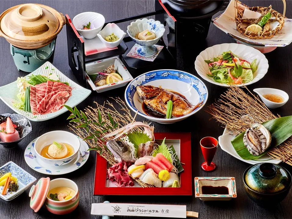 黒いテーブルいっぱいに並んだ豪華な「活彩会席膳（松）」の全景。