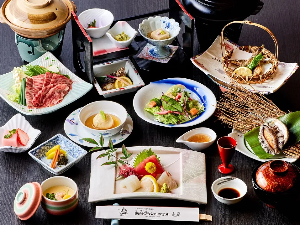 黒いテーブルいっぱいに並んだ豪華な「旬彩会席膳（竹）」の全景。