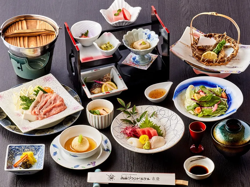 黒いテーブルいっぱいに並んだ豪華な「彩々会席膳（梅）」の全景。