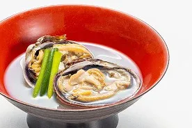 朱塗りのお椀に盛り付けられた大浅利の酒蒸し。