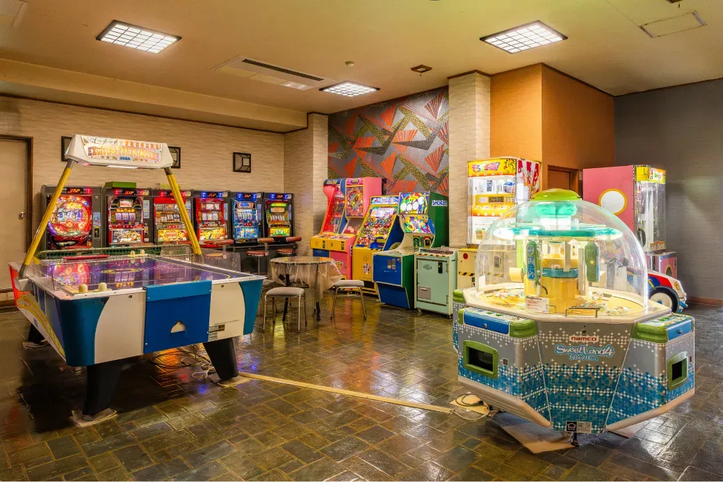 エアホッケーやクレーンゲームなど多彩な機種が揃い、大人も子供も夢中になれるゲームコーナー。