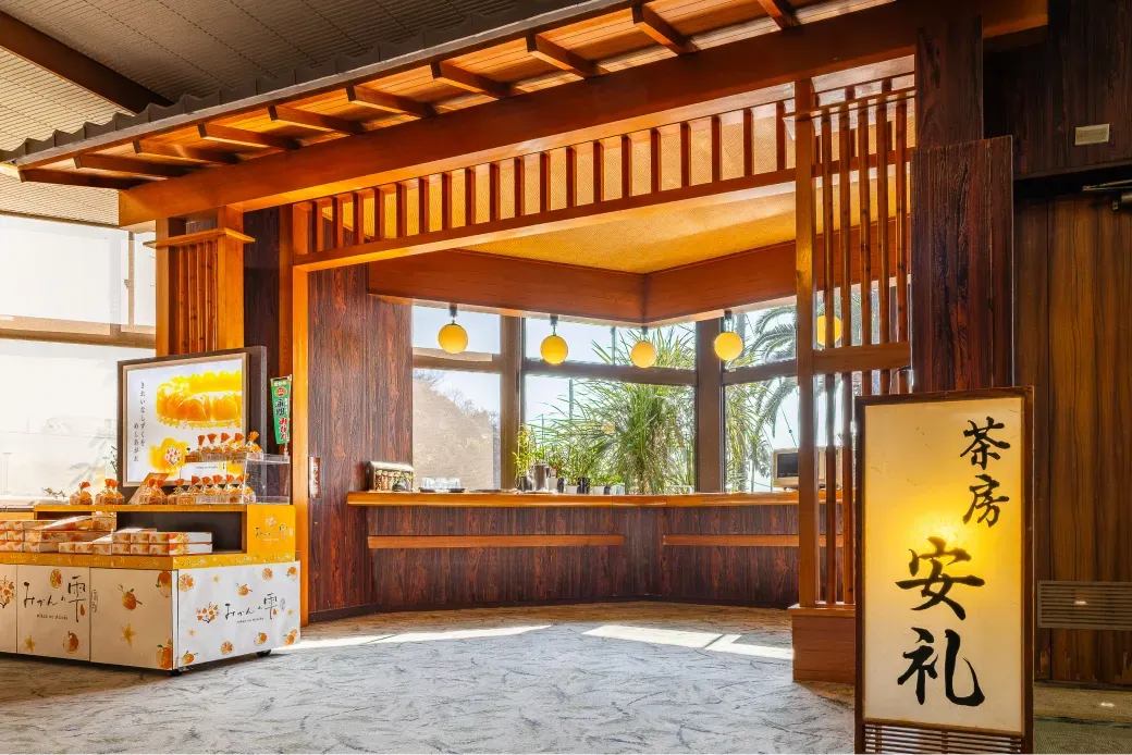 和モダンな造りで美しい三河湾を一望できる茶房「安礼」。落ち着いたティータイムを演出。