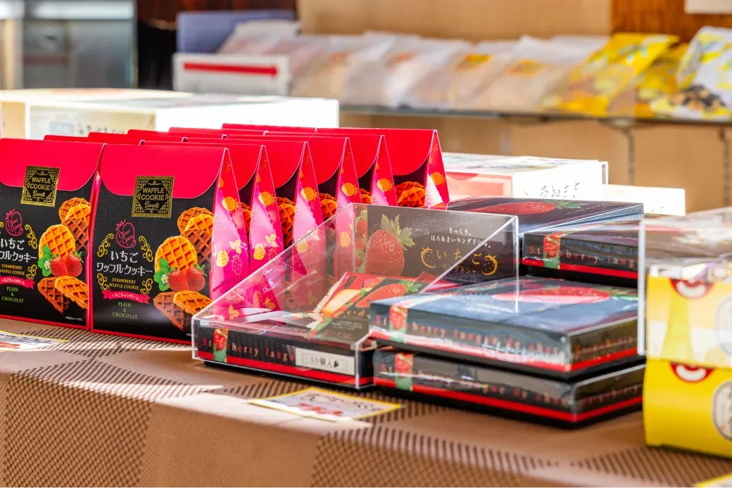 三河の銘菓や名産品が並ぶおみやげ処「花かずら」。旅の思い出を彩る厳選された品々。