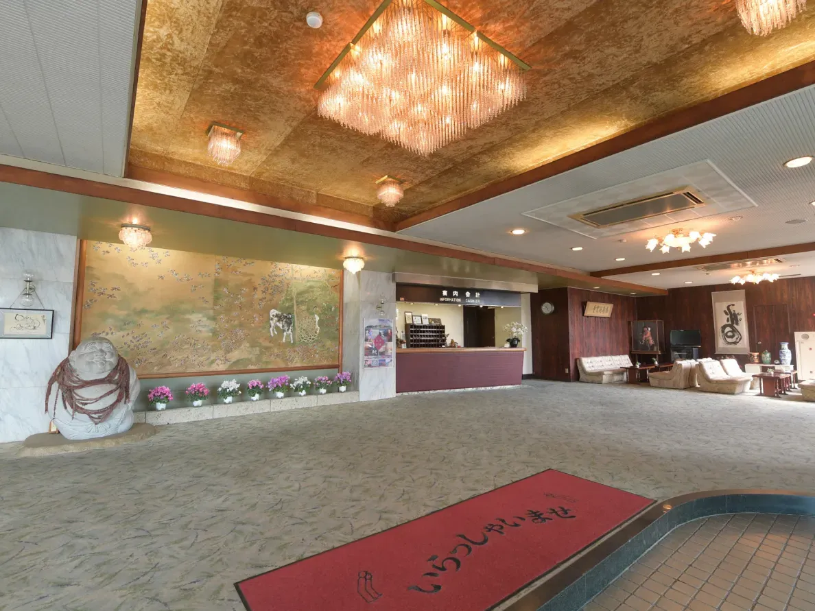 豪華なシャンデリアが輝く広々としたロビー。壁面には美しい絵画が飾られ、落ち着いた色調で統一された高級感漂う空間です。