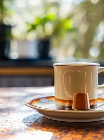 柔らかな光が差し込むテーブルの上で、静かに湯気を立てる香り高い一杯。上質なひとときを演出する本格的なコーヒーセット。