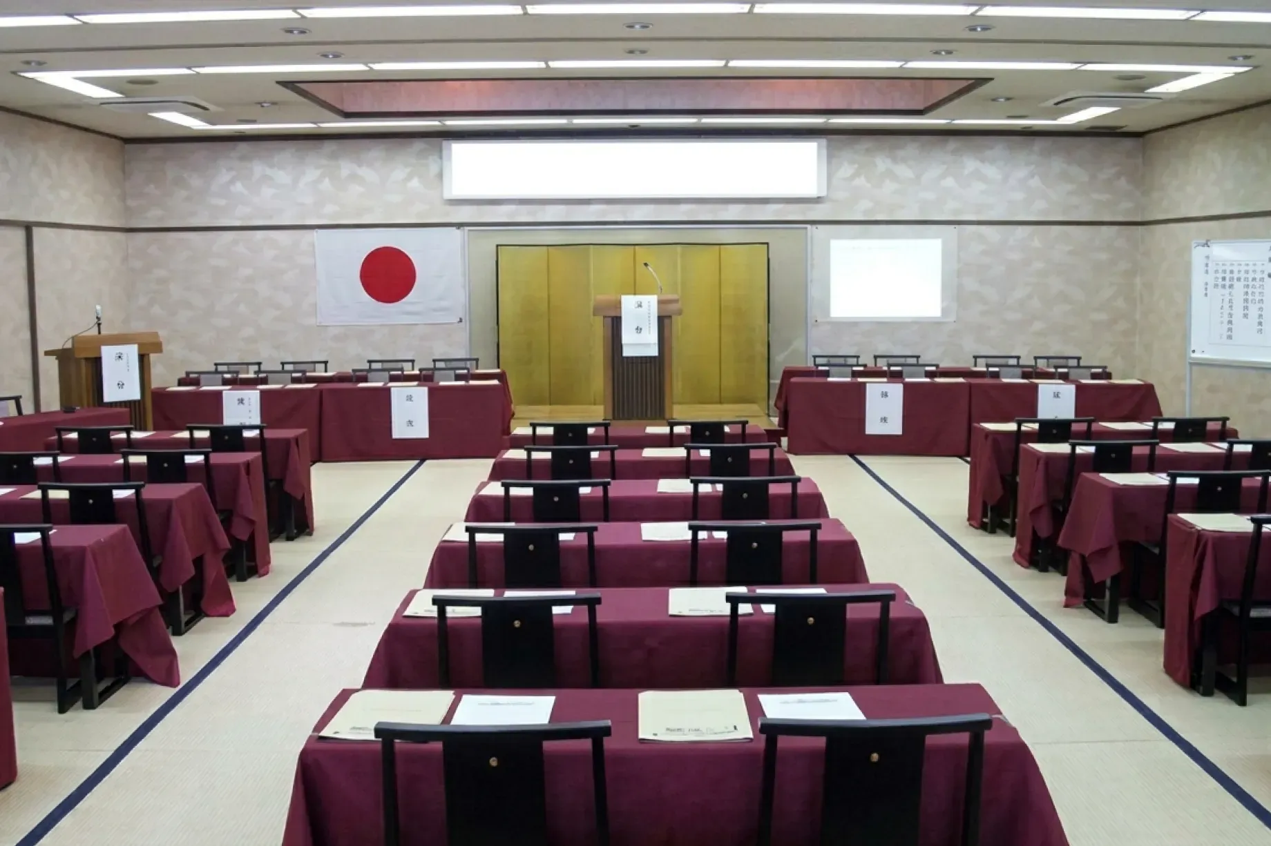 プロジェクターや演台を完備したスクール形式の会場。企業研修や会議に最適な機能的な空間空間。