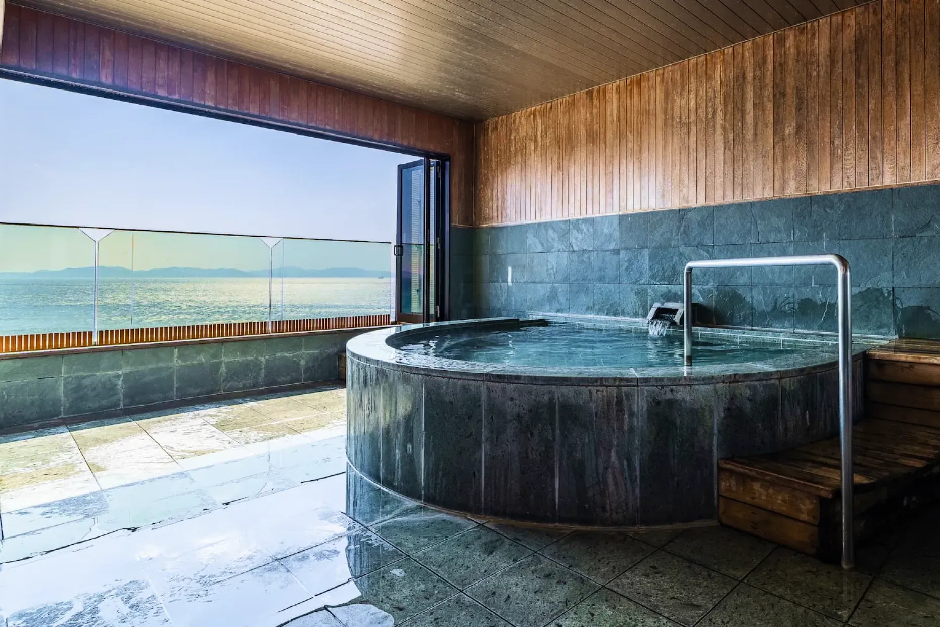 大きく開かれた窓から三河湾の大パノラマを一望できる、開放感あふれる展望風呂「光れいれい」。