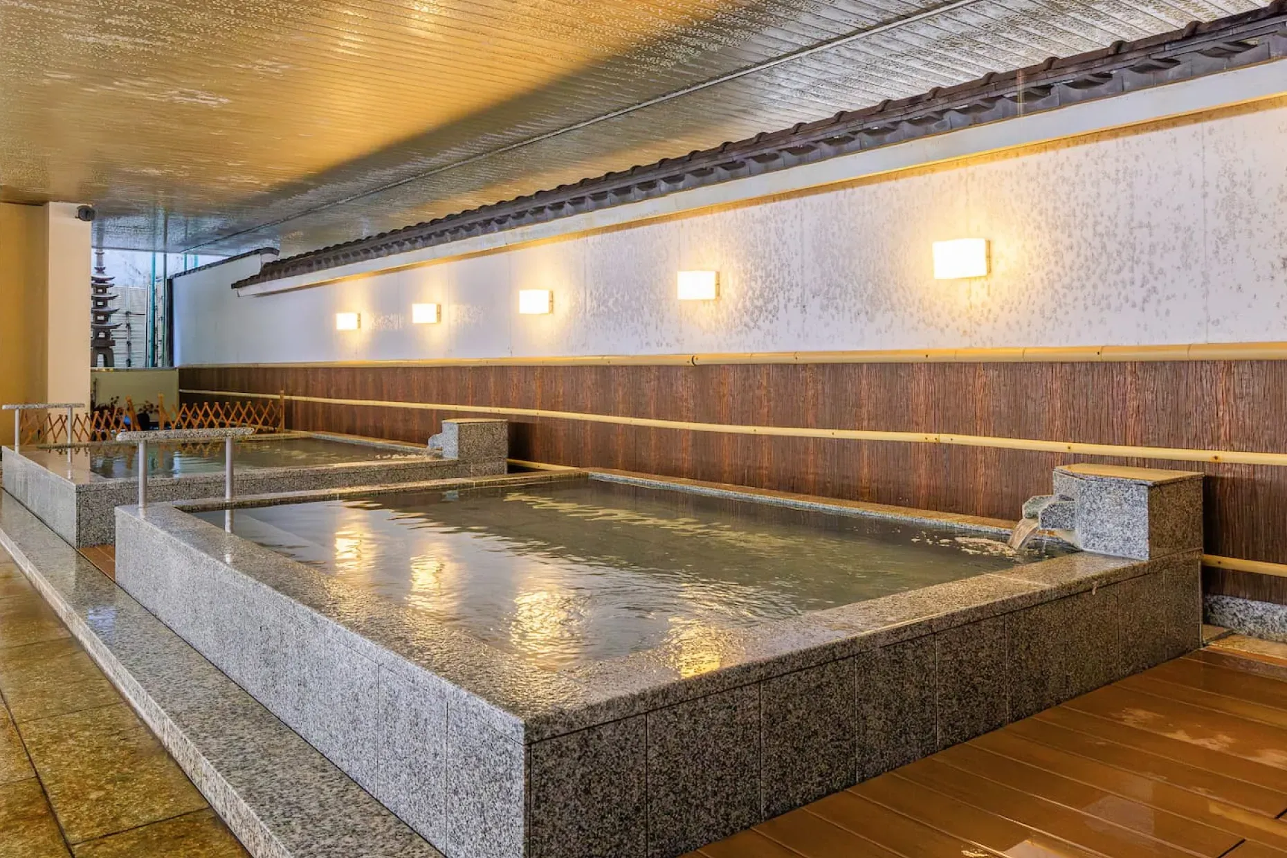 和モダンな装飾と清潔感あふれる空間で、心ゆくまで寛げる広々とした大浴場「白糸の湯」。