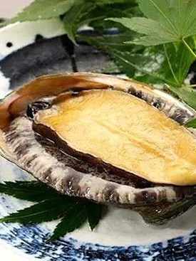 鮮やかな青もみじが添えられたアワビの料理。