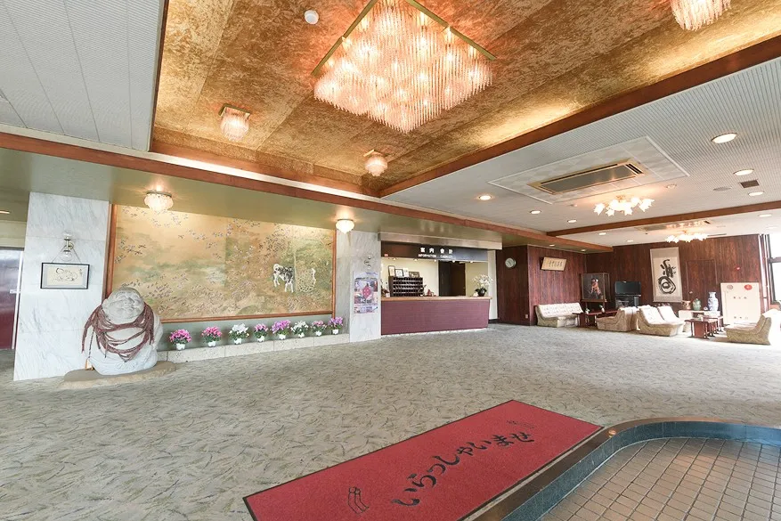 華やかなシャンデリアが天井を彩る広々としたロビーフロア。