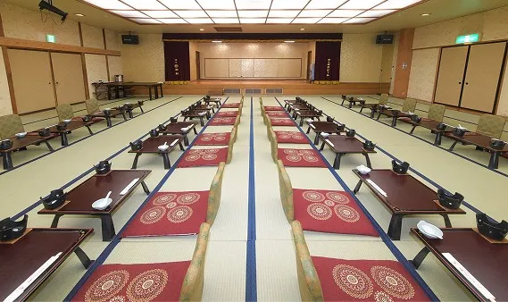 舞台を備えた広々とした畳敷きの宴会場。