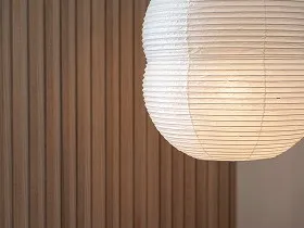 客室を優しく照らす和紙のペンダントライト。