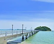 エメラルドグリーンの海に架かる、竹島へと続く長い橋。