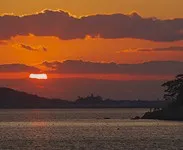 三河湾の水平線に沈みゆく夕日。