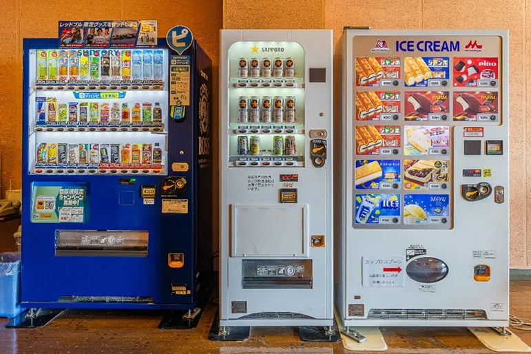 湯上がりサロンに並ぶ自動販売機。